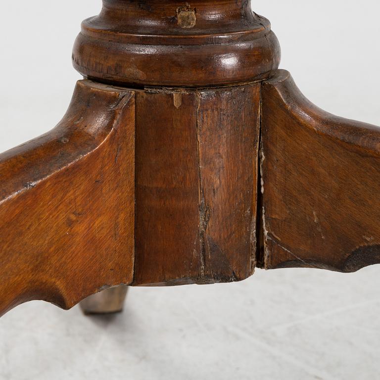 A Swedish alder and birch tilt-top table, early 19th Century.