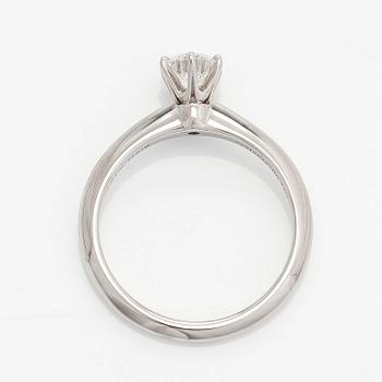 Tiffany & Co, a platinum ring with a brilliant-cut diamond 0.48 ct. With certificate.