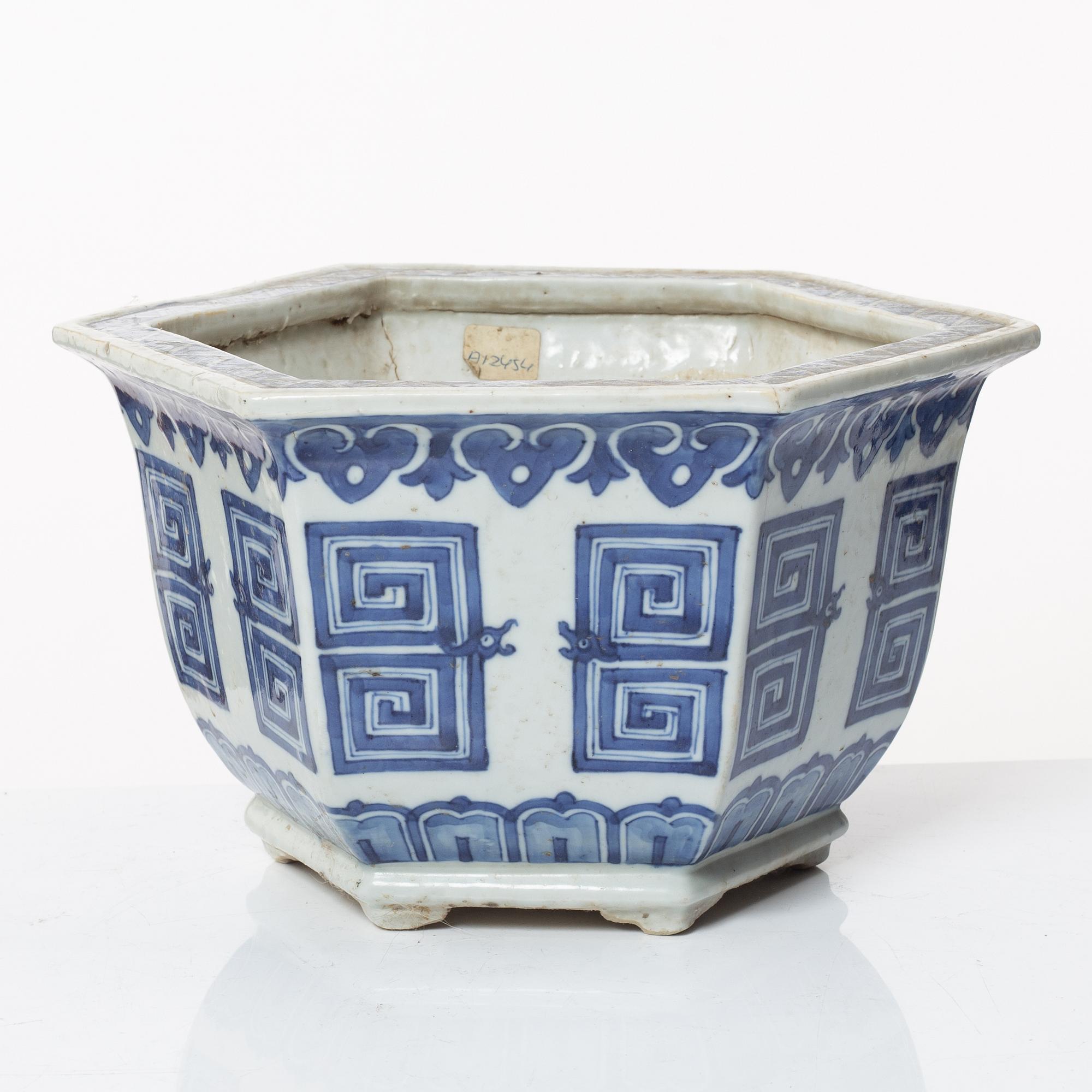 A blue and white flower pot, Qing dynasty, 19th century.