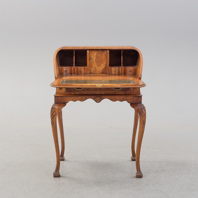 SECRETAIRE, Queen Anne-style, England, 20th century.