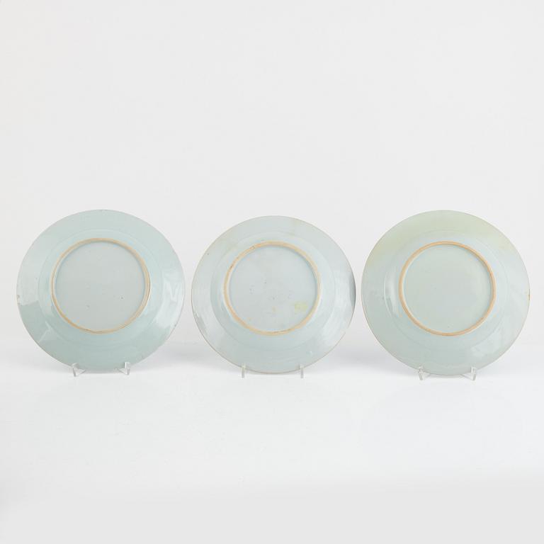 A group of 17 Chinese blue and white plates and a tureen dish, Qing dynasty, Qianlong (1736-95) and Jiaqing (1795-1820).