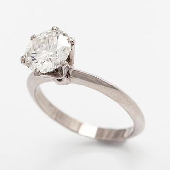 Sormus, platinaa ja briljanttihiottu timantti.