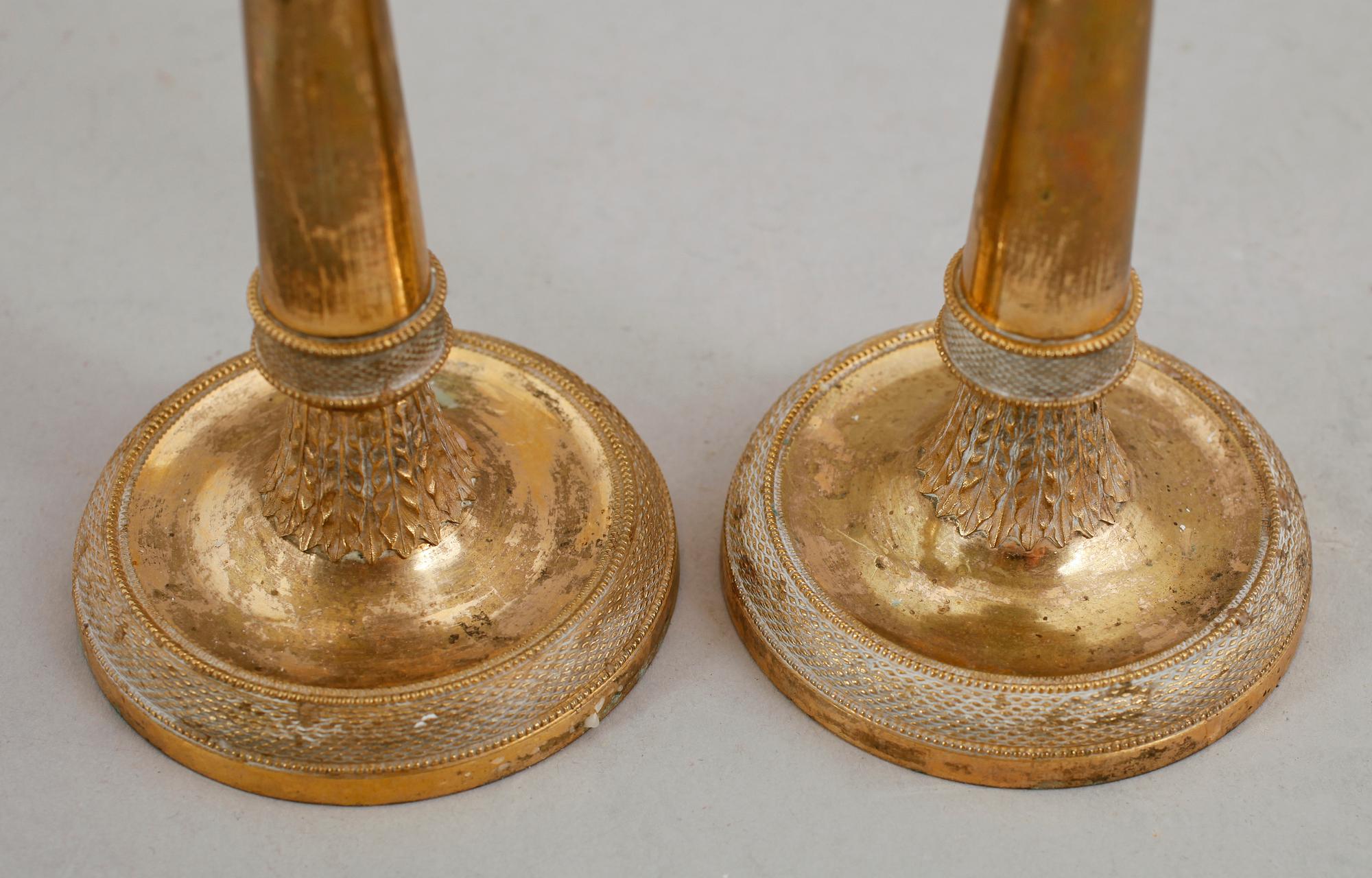 LJUSSTAKAR, 1 par, förgylld brons, senempire, 1800-talets första hälft.