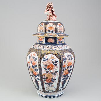 A Japanese imari vase with cover, Meiji period (1868-1912).