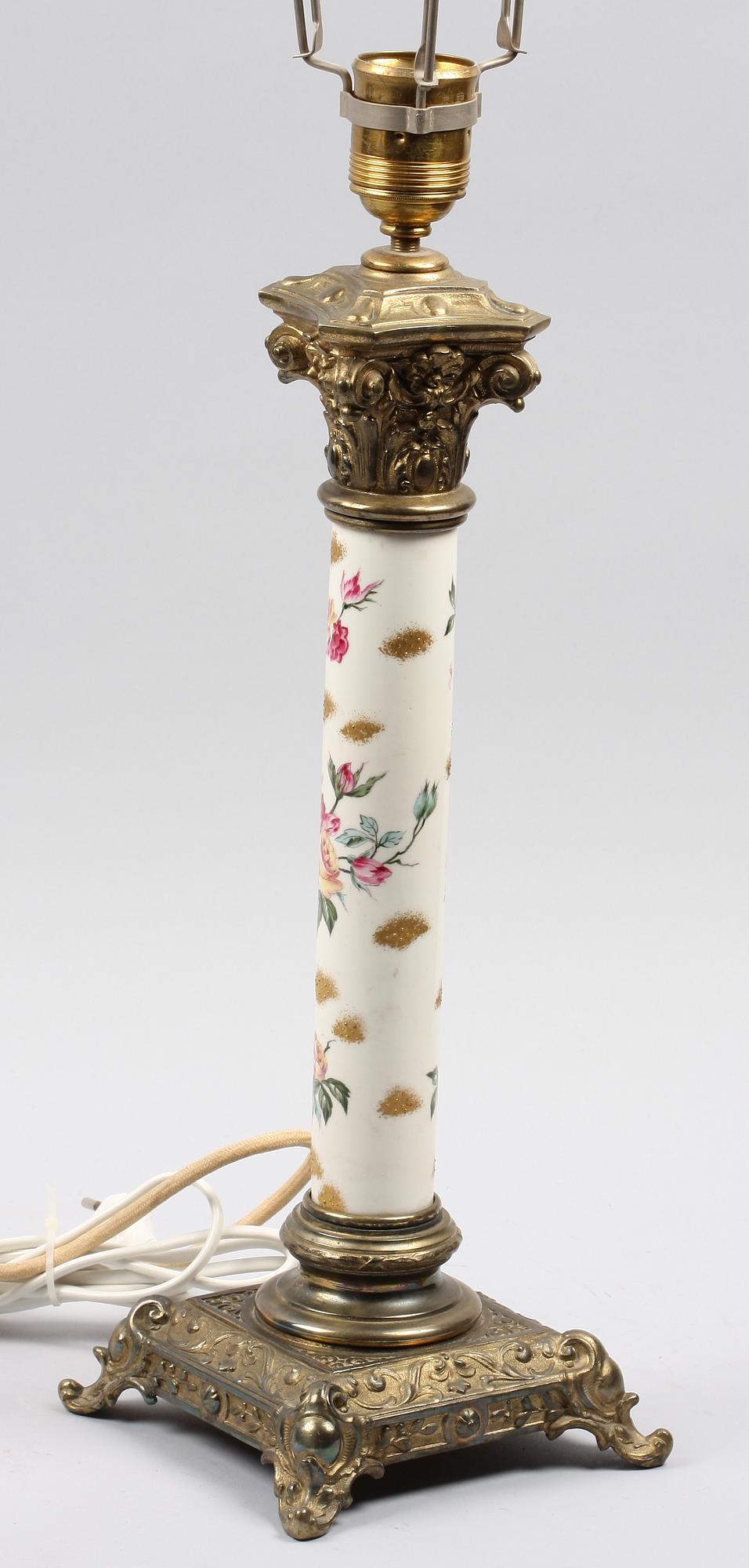 BORDSLAMPFOT, porslin och gulmetall. Sekelskiftet 1800/1900,