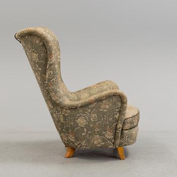 SCANDINAVIAN DESIGN, an upholstered easy chair, 1940's/1950's.