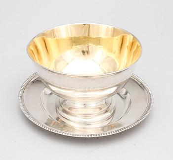 SÅSSKÅL MED FAT, silver, Anders Lundquist, Stockholm, 1833 resp 1847. Tot ca 480 gram.