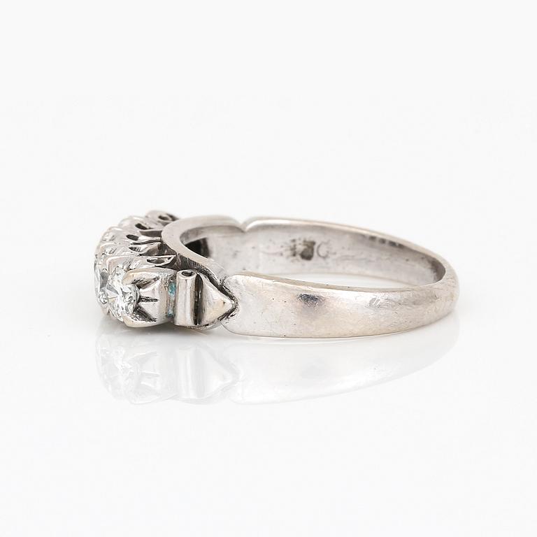 RING, 8K vitguld, med briljantslipade diamanter totalt ca 0,80 ct. Vikt ca 4g.