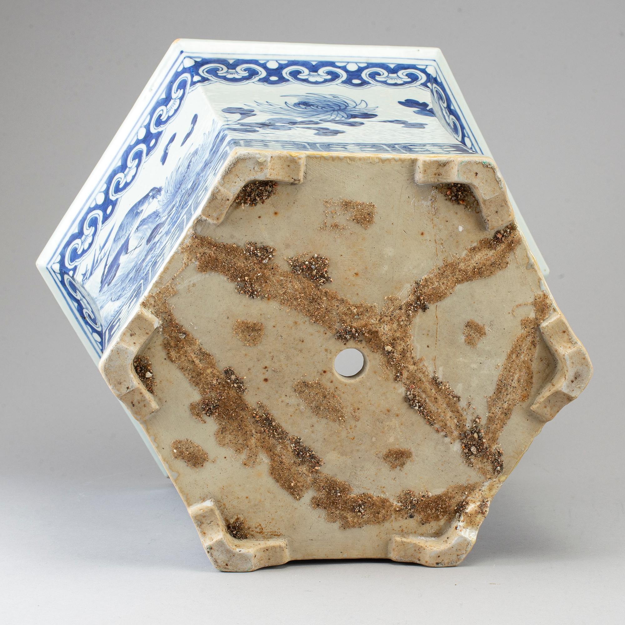 A blue and white flower pot with stand, Qing dynasty, Qianlong (1736-95).