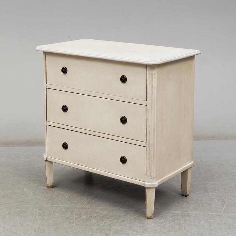 A 20th century gustavian style chest of drawers.