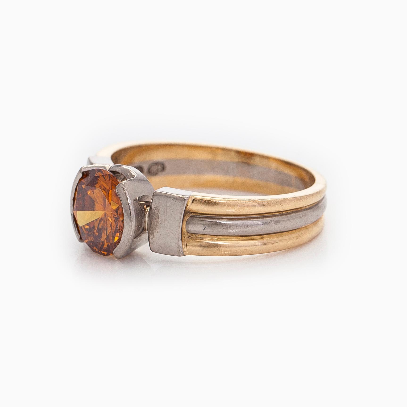 Ring, briljantslipad, orange-brun diamant ca 1,30 ct, 18K guld och vitguld.  H. Tuomaala, 2003.