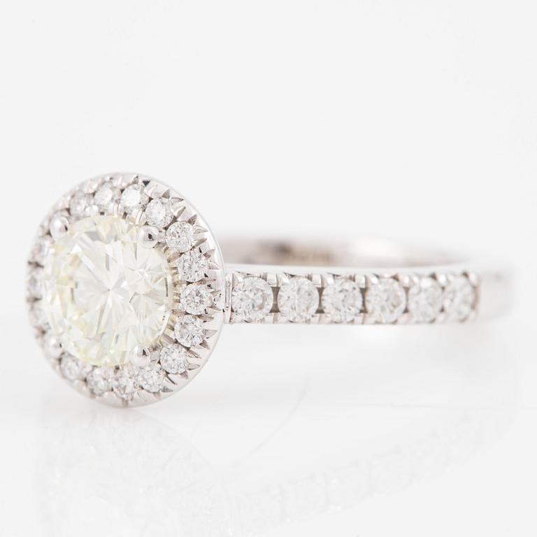 Ring, 18K vitguld med briljantslipad diamant, medföljande GIA report.