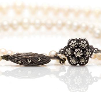 HALSBAND, 2 st, med odlade pärlor och lås i silver.