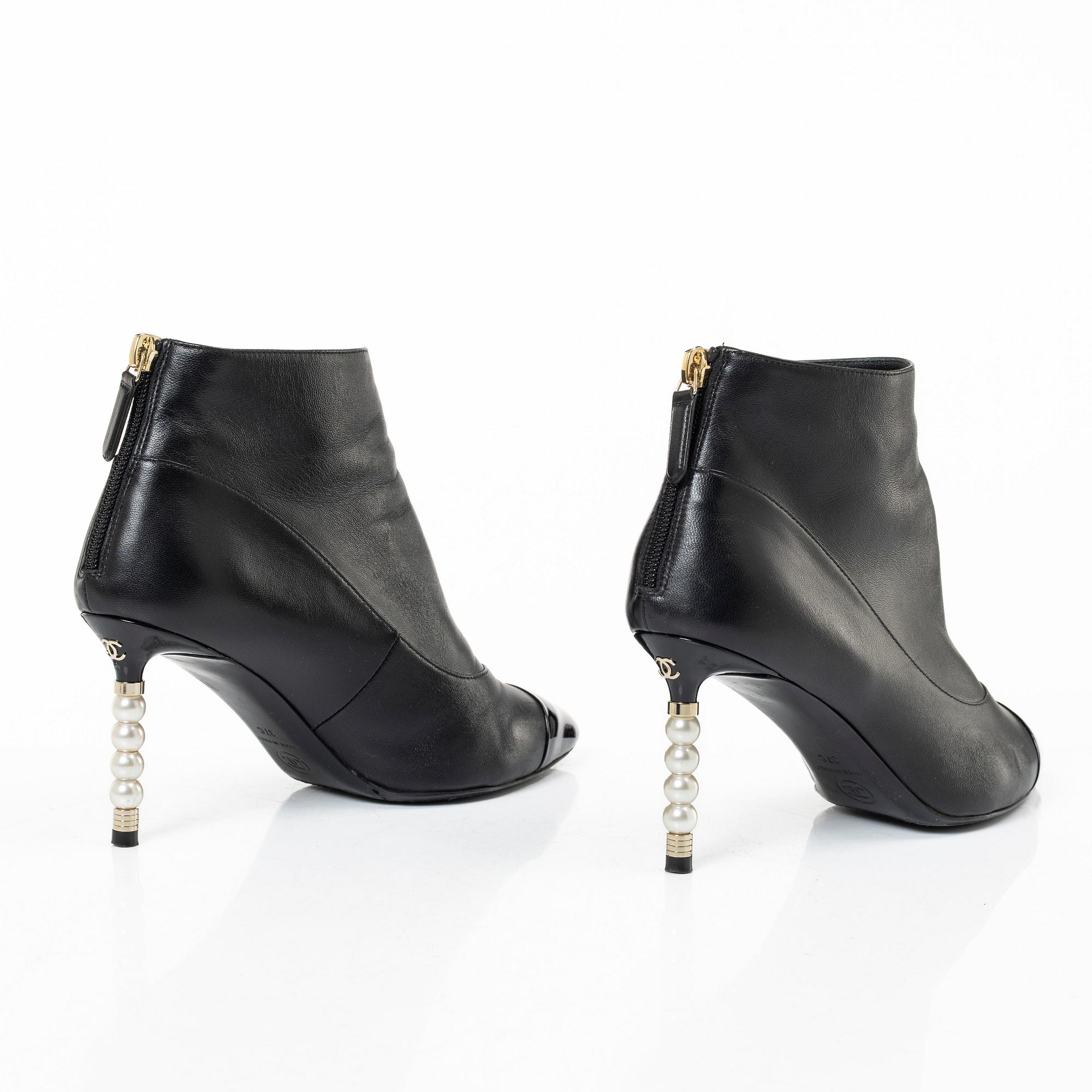 Chanel, ankle boots, size 37C.