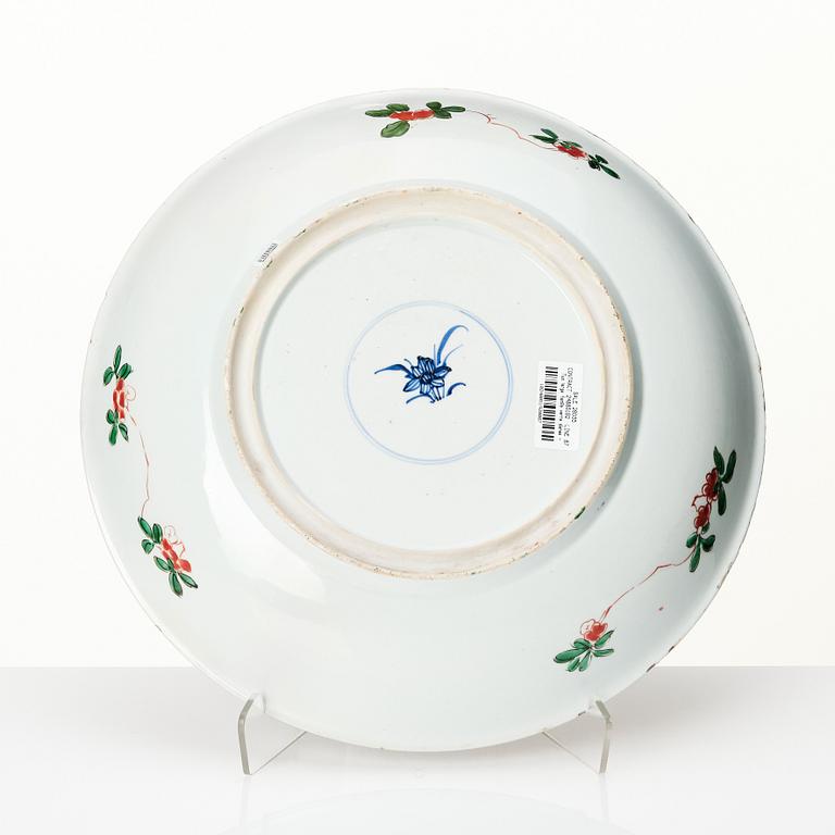 A large Chinese famille verte dish, Qing dynasty, Kangxi (1662-1722).