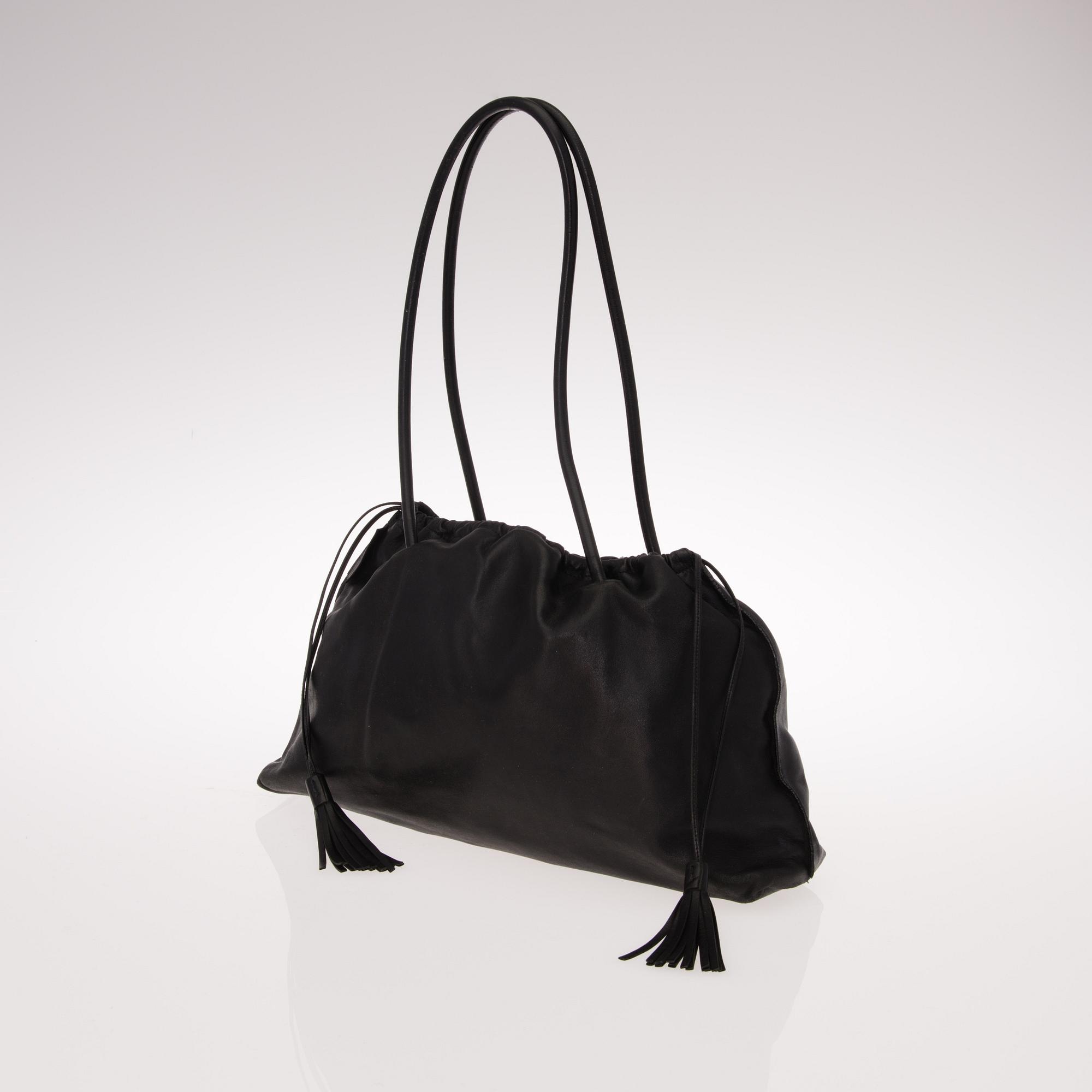 BLACK LEATHER DRAWSTRING TASSEL TOTE BAG.
