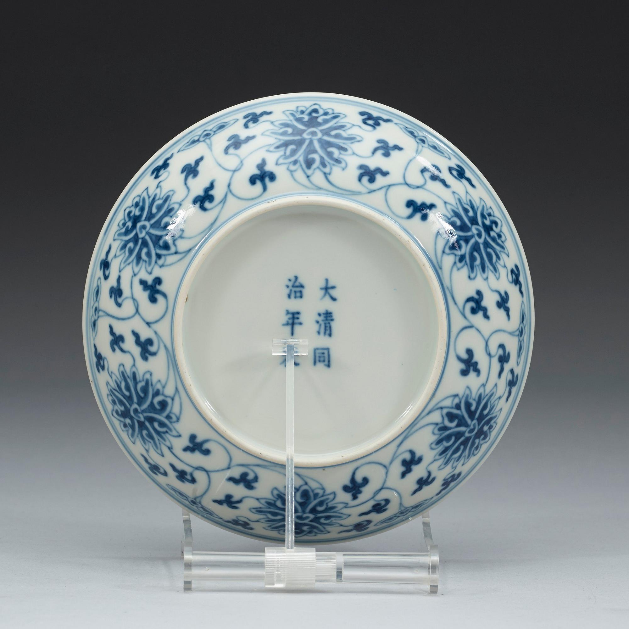 A set of blue and white lotus dishes, Qing dynasty, 19th century with Tongzhis six character mark in underglaze blue.