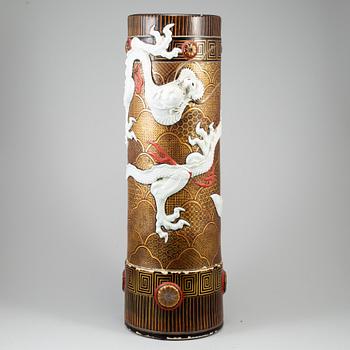 PRAKTURNA på TRÄFOT, lergods på porslin, Japan, Meiji (1868-1912).