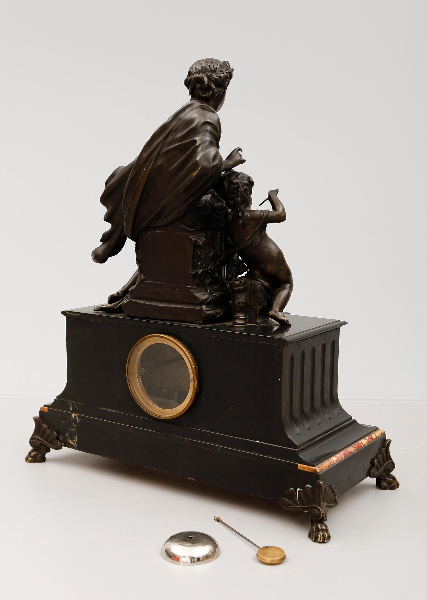 BORDSPENDYL, svart marmor och brons, Frankrike, 1857.