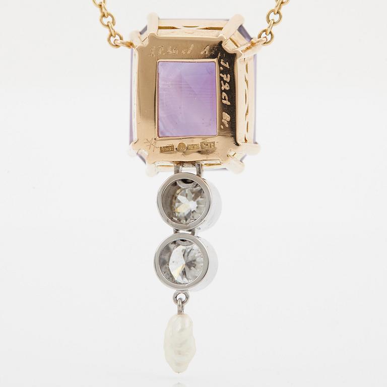 An 18K gold pendant set with a faceted amethyst and round brilliant- and old-cut diamonds and a pearl.