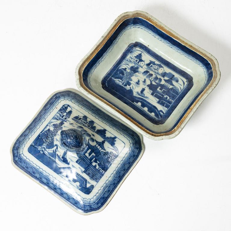 A warming stand and covered bowl, porcelain, China, 19th century.
