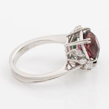 Ring, platina med grön och rosa turmalin och navettslipade diamanter.
