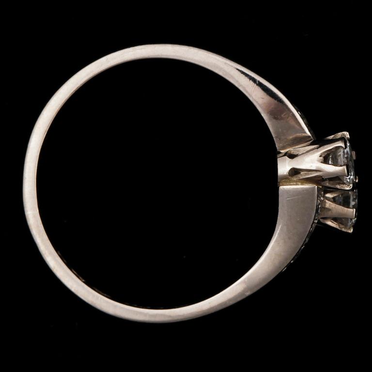 RING, syskonring, 18k vitguld med två briljantslipade diamanter tot ca 0,32 ct. Vikt ca 2,8 gram.