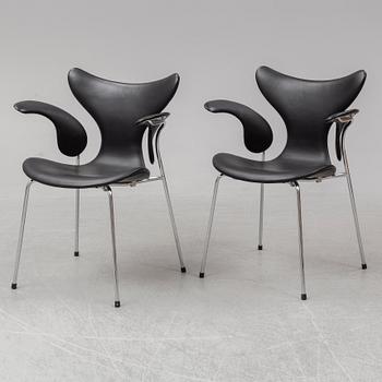 ARNE JACOBSEN, karmstolar, 2 stycken, "Måsen / Liljan", Fritz Hansen, 2000-tal.