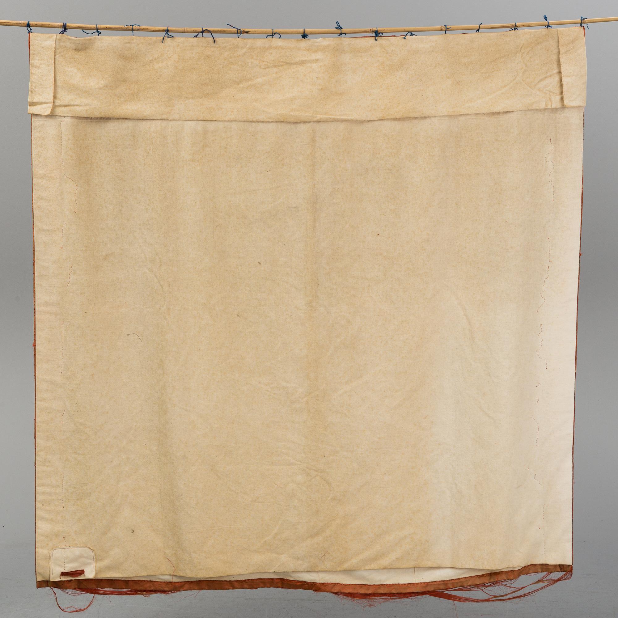 A large embroidered silk panel, late Qing dynasty.