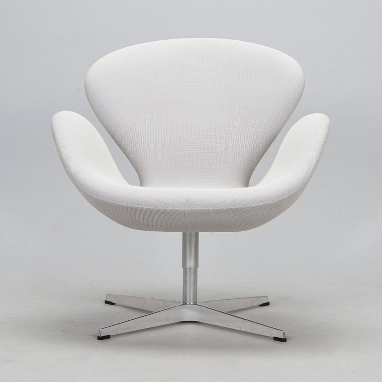Arne Jacobsen, fåtölj, "Svanen", för Fritz Hansen, 2016.