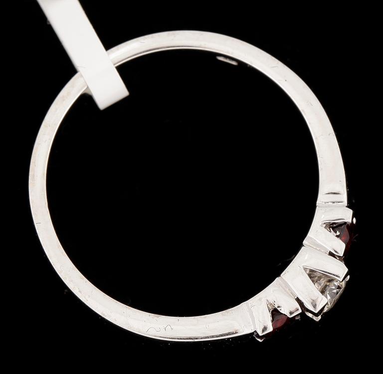 RING, 14k guld med diamant 0,13ct och granater tot 0,30ct. Vikt tot 3,51gram.