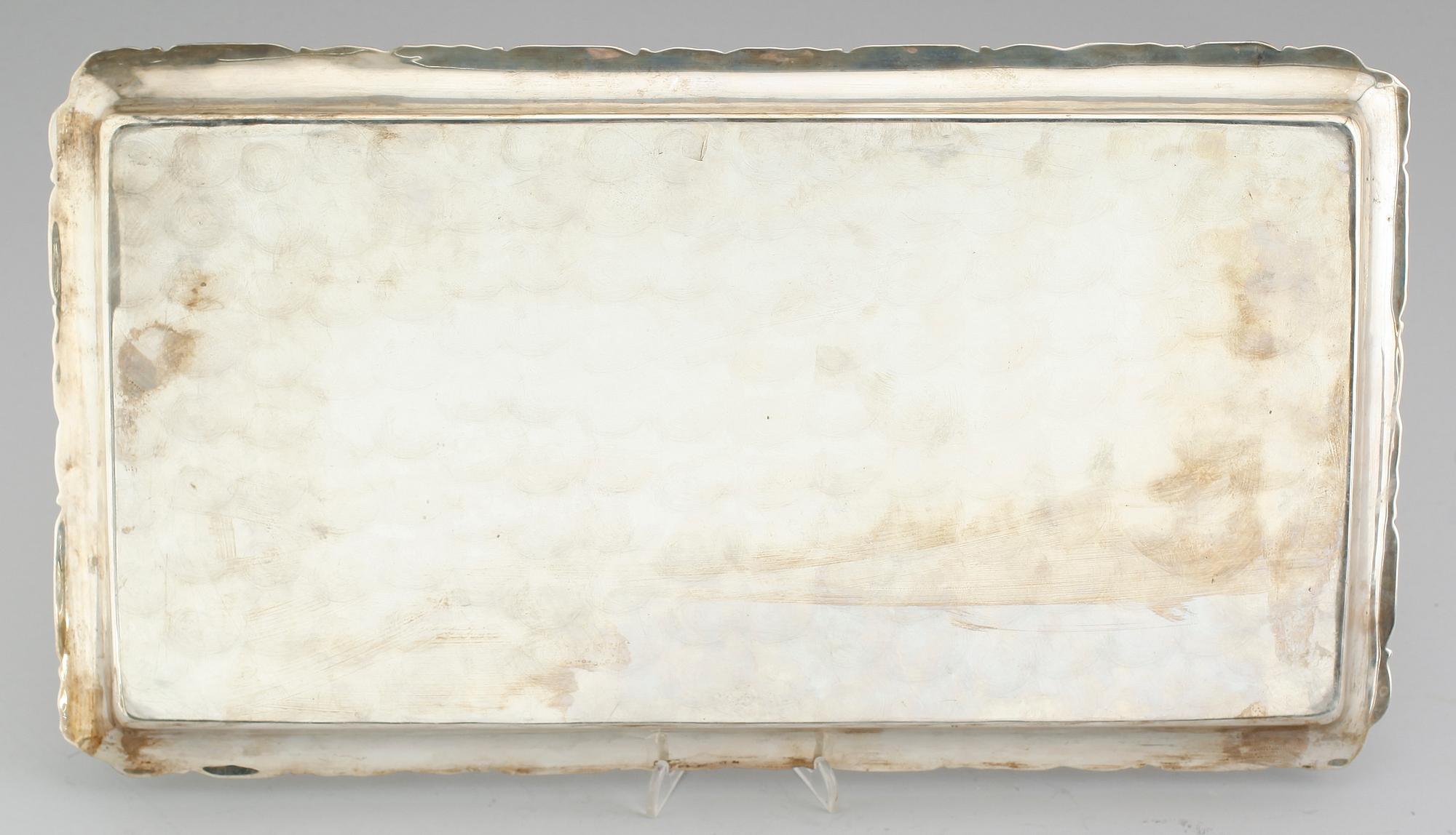 BRICKA, silver, Italien, 1900-talets första hälft. Vikt ca 971 gram.
