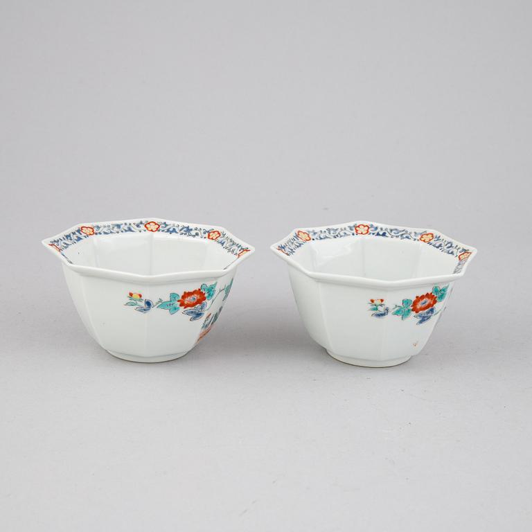 A pair of Japanese kakiemon bowls, 19th century.