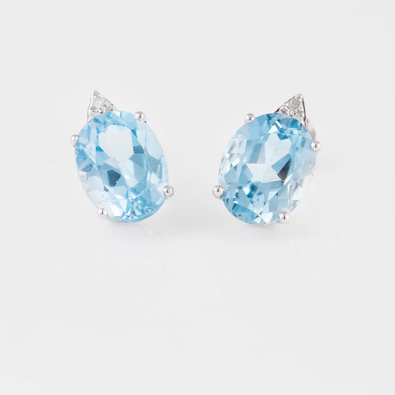 ÖRHÄNGEN, 18K vitguld med fasetterade blå topaser och  små diamanter. Vikt 2,0 gram.