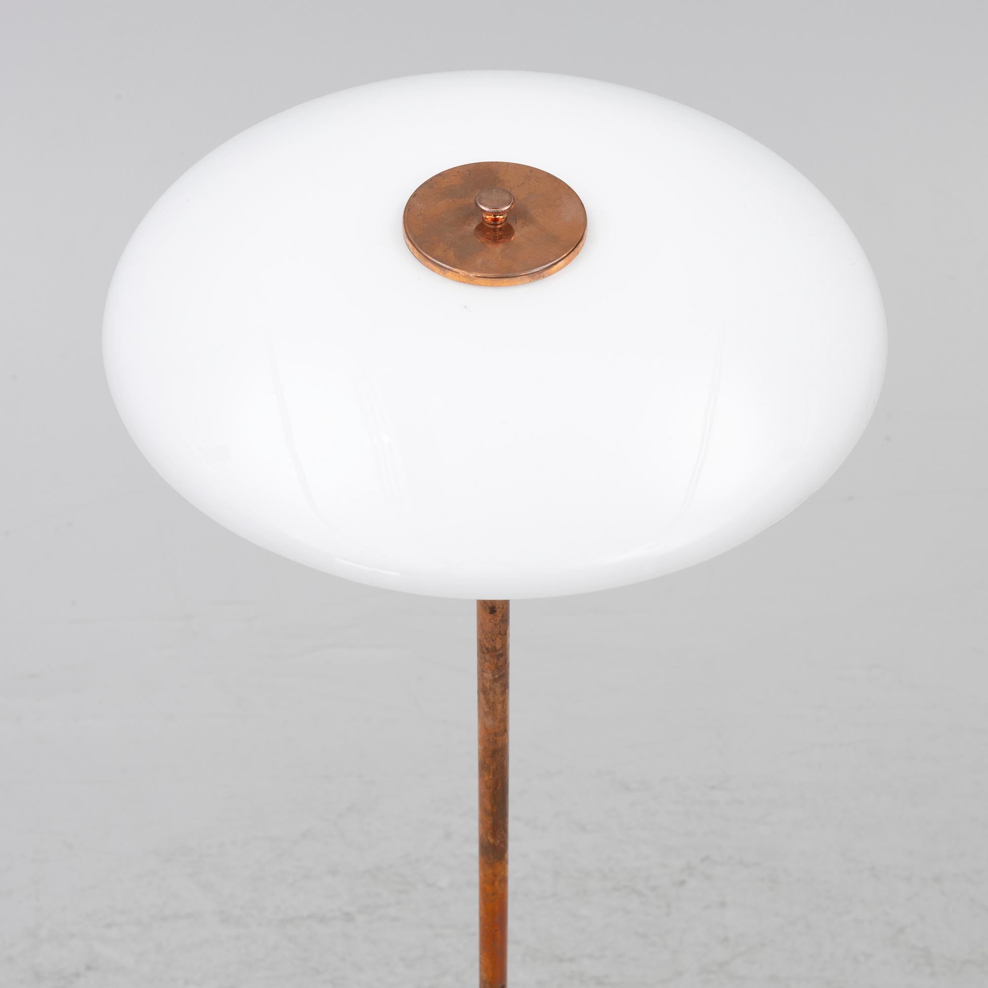 Poul Henningsen, golvlampa, "PH3½-2½.", Louis Poulsen, Danmark, 2000-tal.