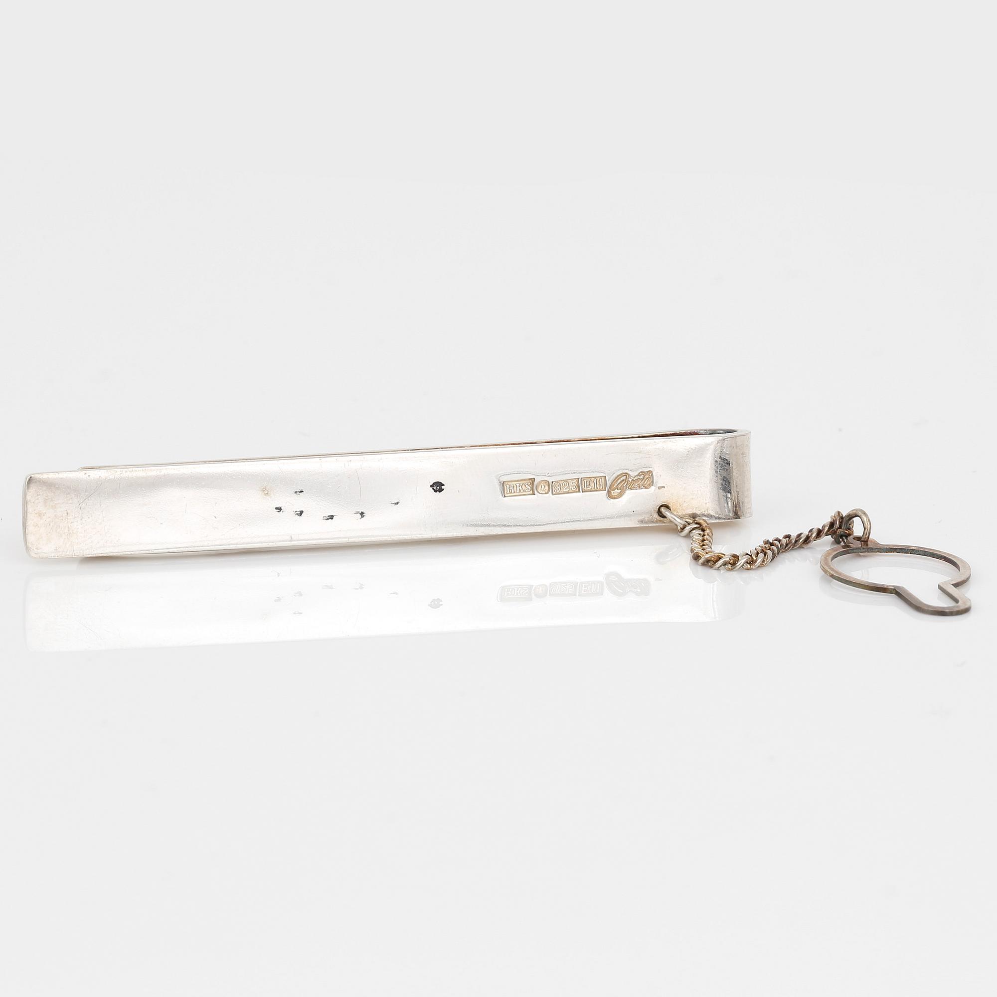 SLIPSNÅL, sterling silver med cabochonslipad kvarts, Rolf Karlsson, Stockholm, 2003. Total vikt ca 16,24 g.