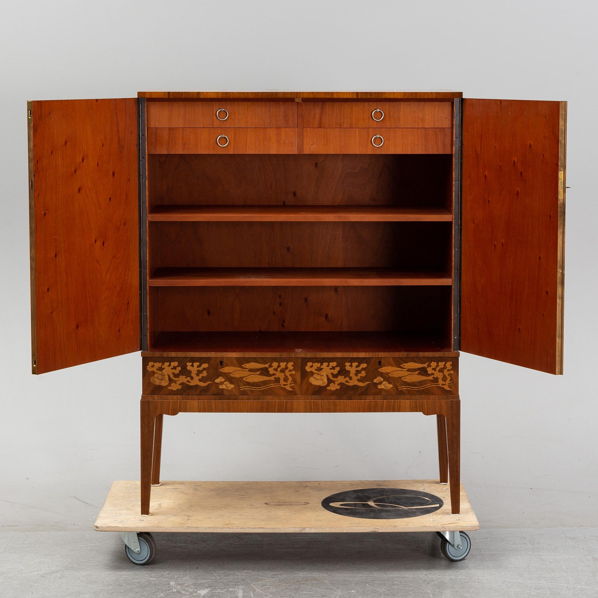 Skåp, Mjölby Intarsia, troligen. 1940-tal.