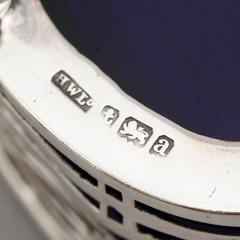 SALTKAR, 1 par SAMT SENAPSKAR, silver, Birmingham 1900/02 samt 3 skedar, silver. Vikt 116 gram.