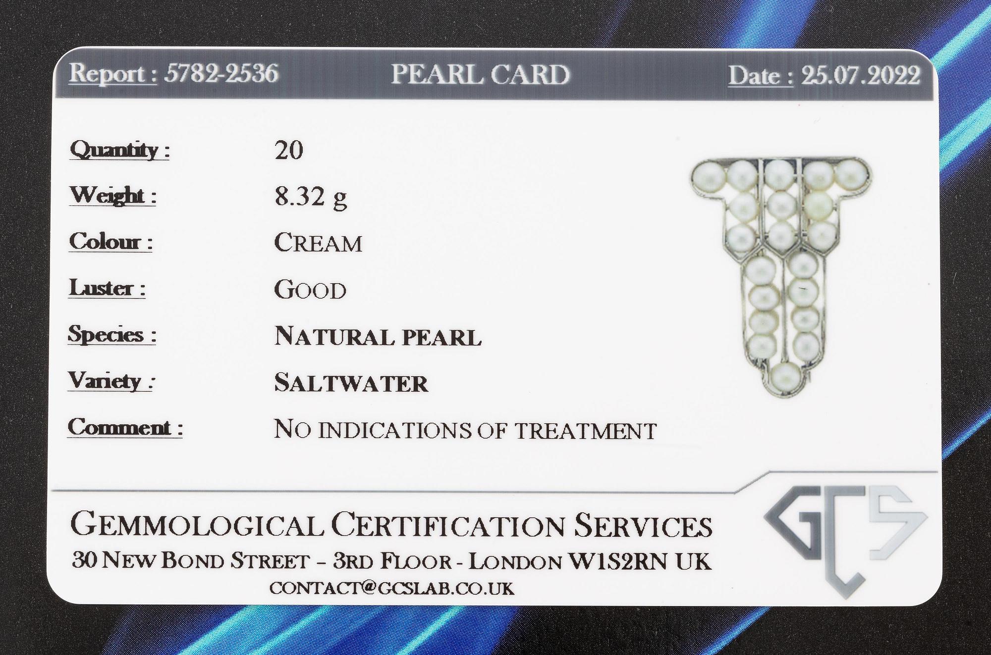 A brooch in 18K white gold set with natural pearls.