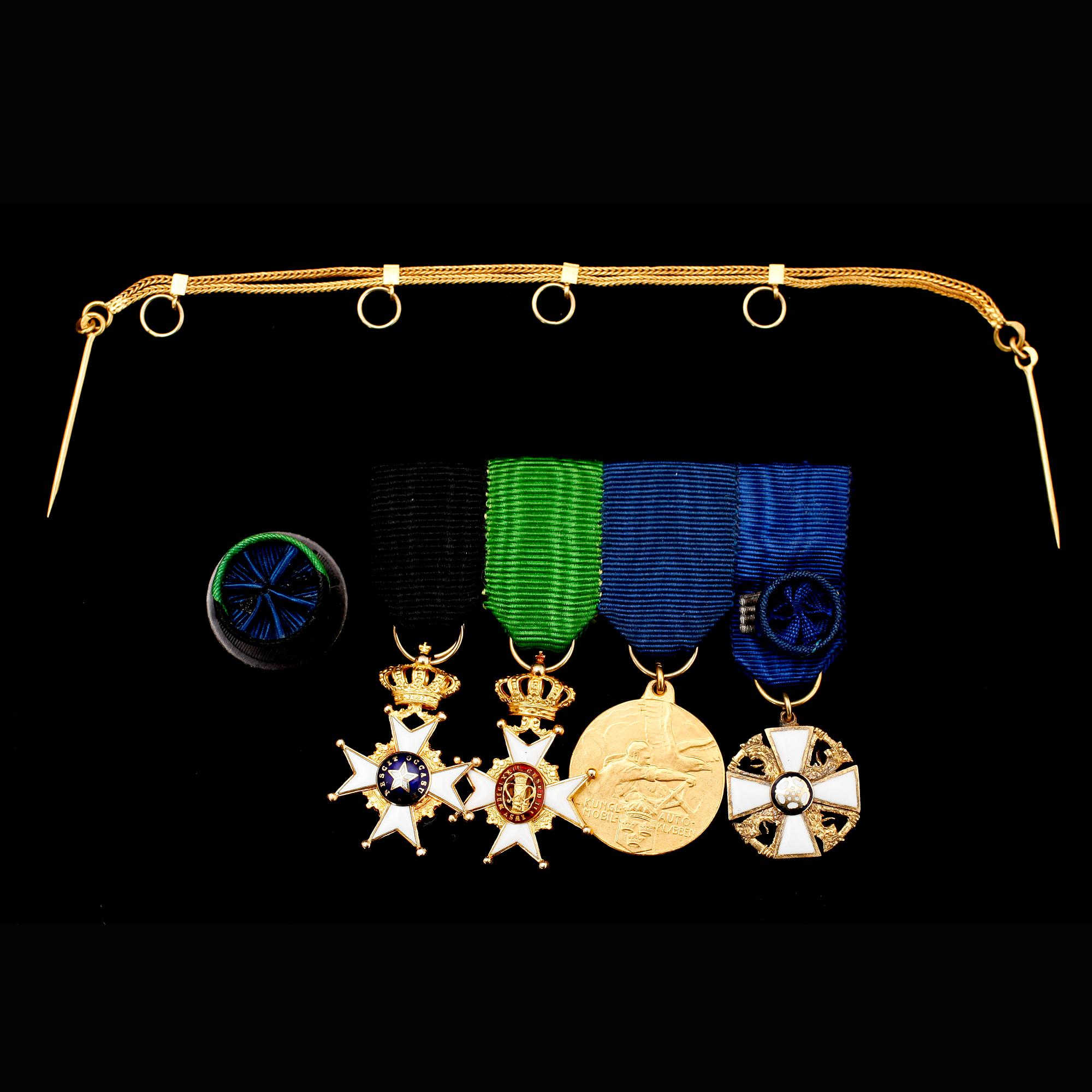 MINIATYRMEDALJER, 4 st, varav 2 guld samt kedja 18 k. Kedjans vikt ca 2 g.