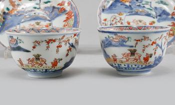 KOPPAR MED FAT, ett par, porslin, Kina, Qianlong (1736-95).