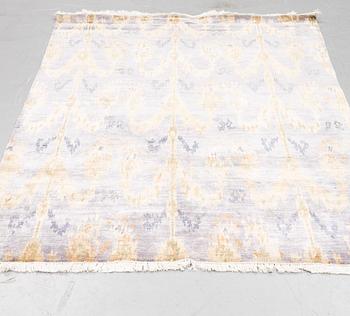 Matta, Indien, ull samt sk bambusilke, ca 237 x 167 cm.