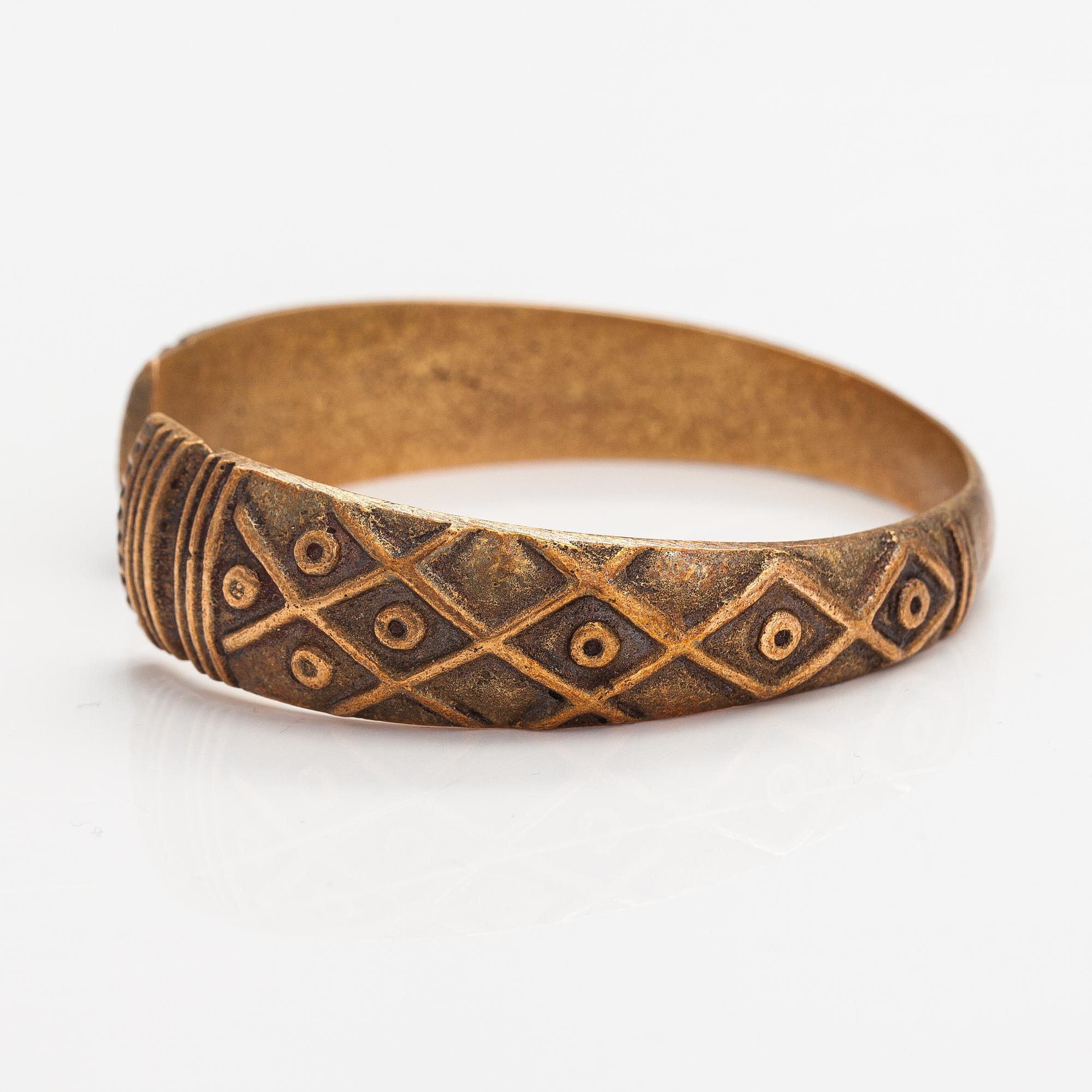 Armband "Vörå armband", brons, modell 207. Kalevala Koru, Helsingfors 1940-tal.