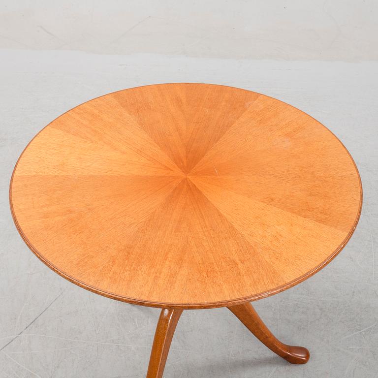 Carl Malmsten, a pair of 'Lata Greven' easy chairs, OH Sjögren, and a 'Berg' table, second half of the 20th Century.