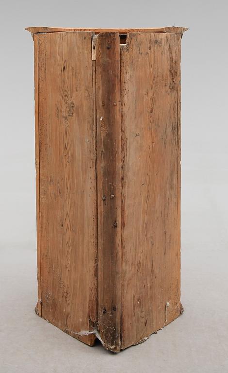 HÖRNSKÅP, allmoge, 1700-tal.