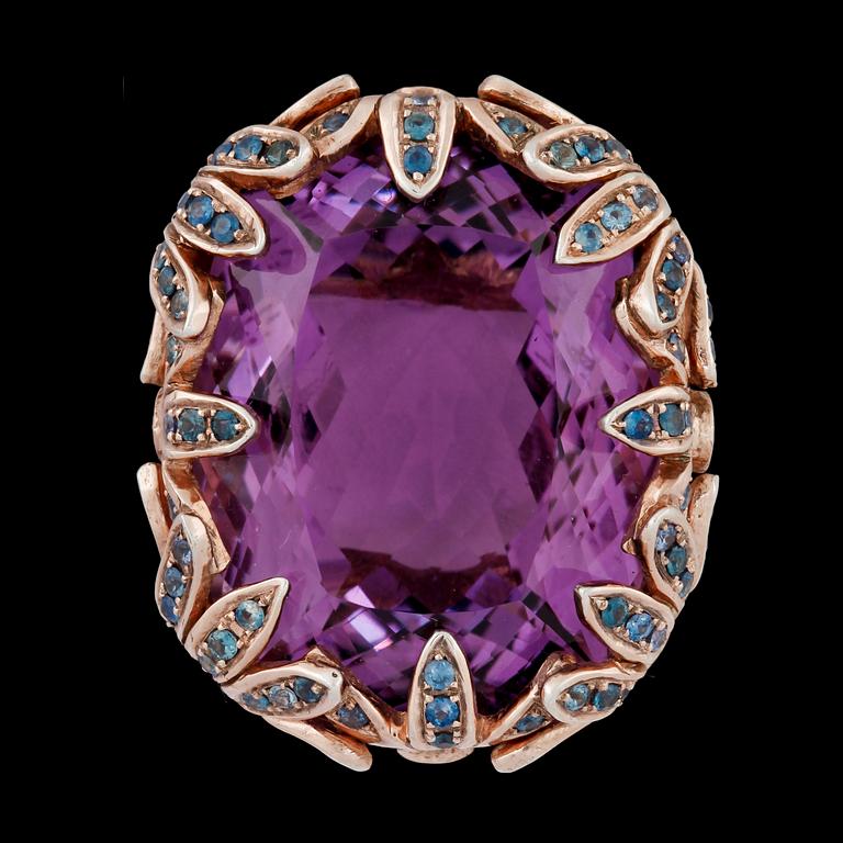 An amethyst, brandy coloured diamonds, tot. app. 1.20 and blue sapphire ring.