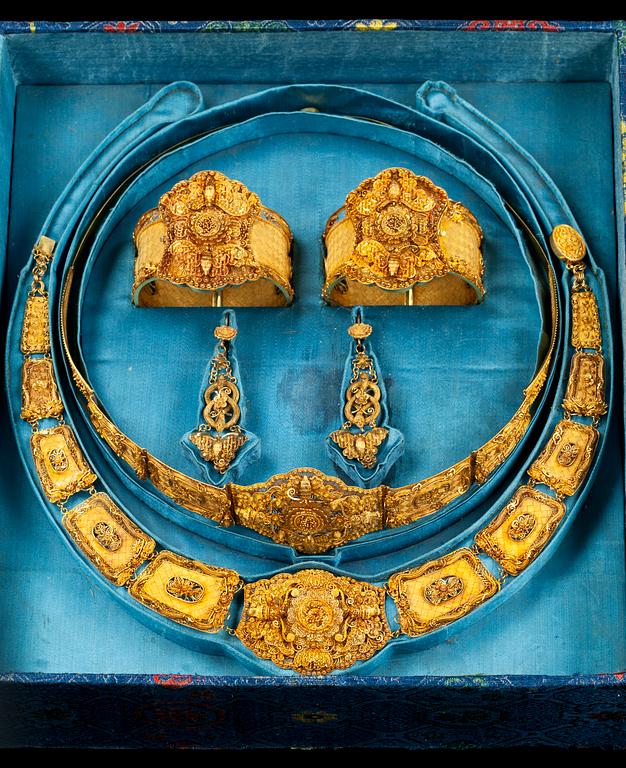 GARNITYR, 5 delar, 2 armband, ett par örhängen, collier och diadem. Kina 1800-tal.