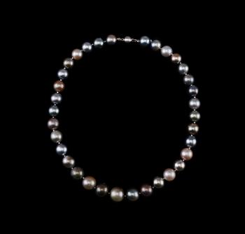 492. A NECKLACE, 34 tahitian pearls 11 - 14,1 mm. 14K gold. Length 43 cm.