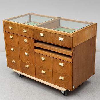 A mid 20th Century chest of drawers.