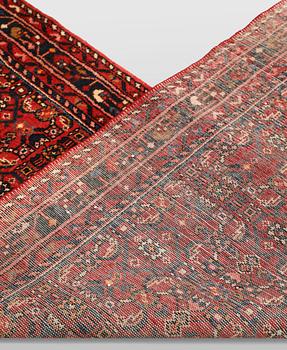 A Hamadan runner, approx. 433 x 90 cm.